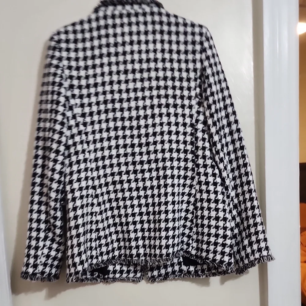 Tahari Black and White Houndstooth Blazer - Picture 4 of 6